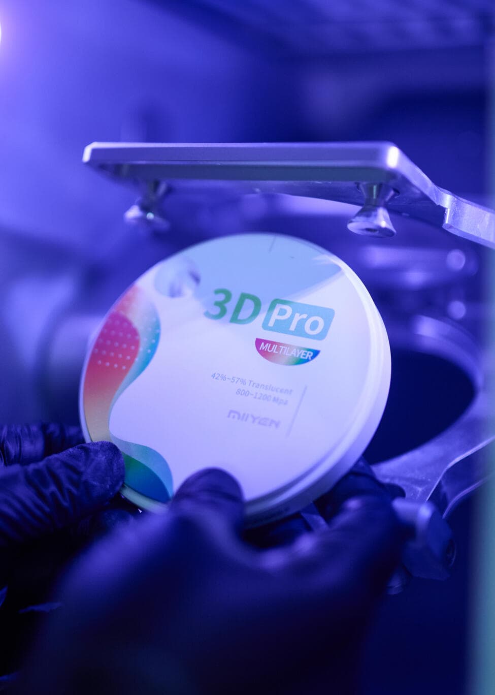 Técnico de Casal Laboratorio Dental trabajando con tecnología CAD/CAM