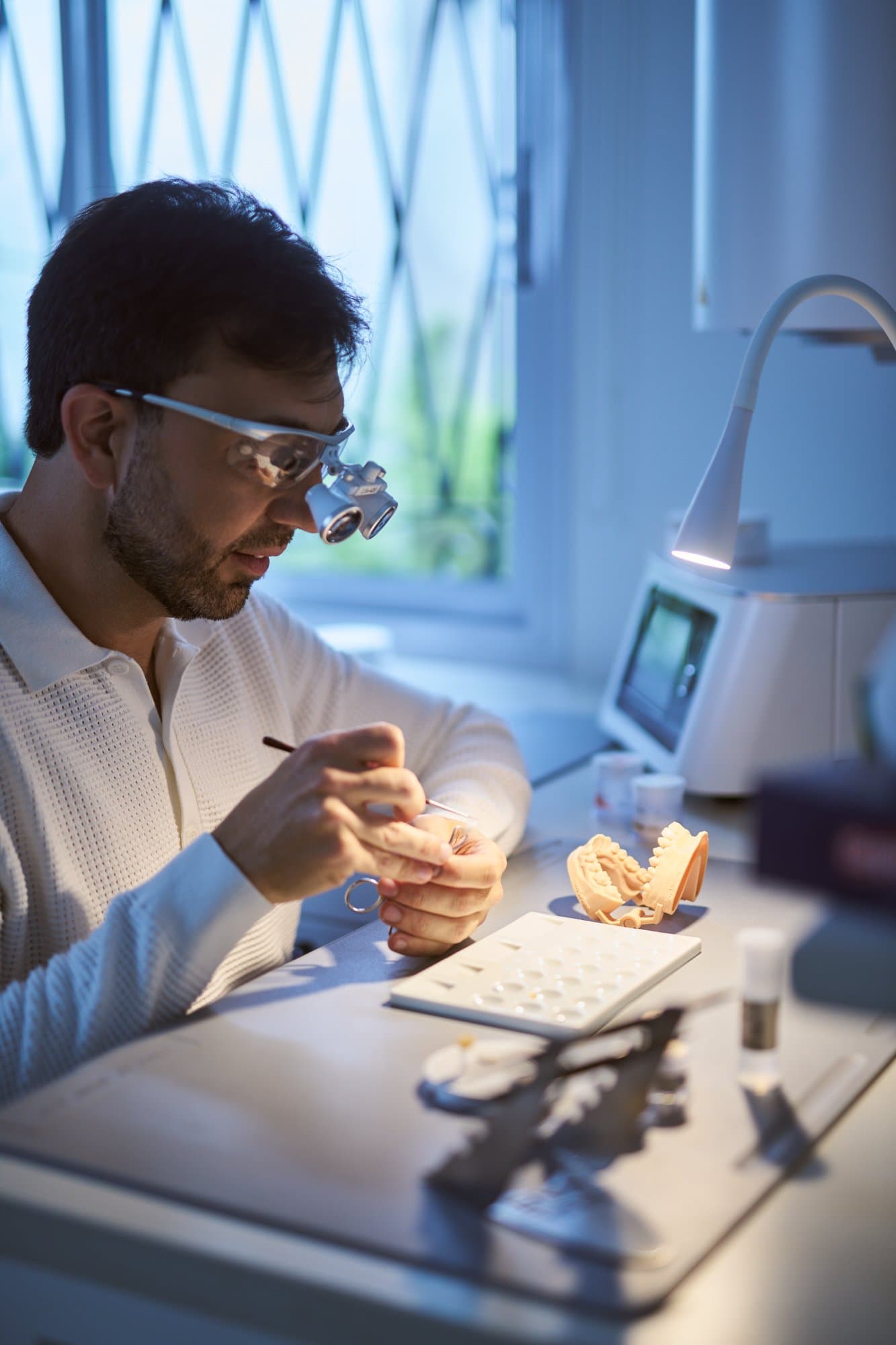 Técnico de Casal Laboratorio Dental trabajando con tecnología CAD/CAM en Buenos Aires